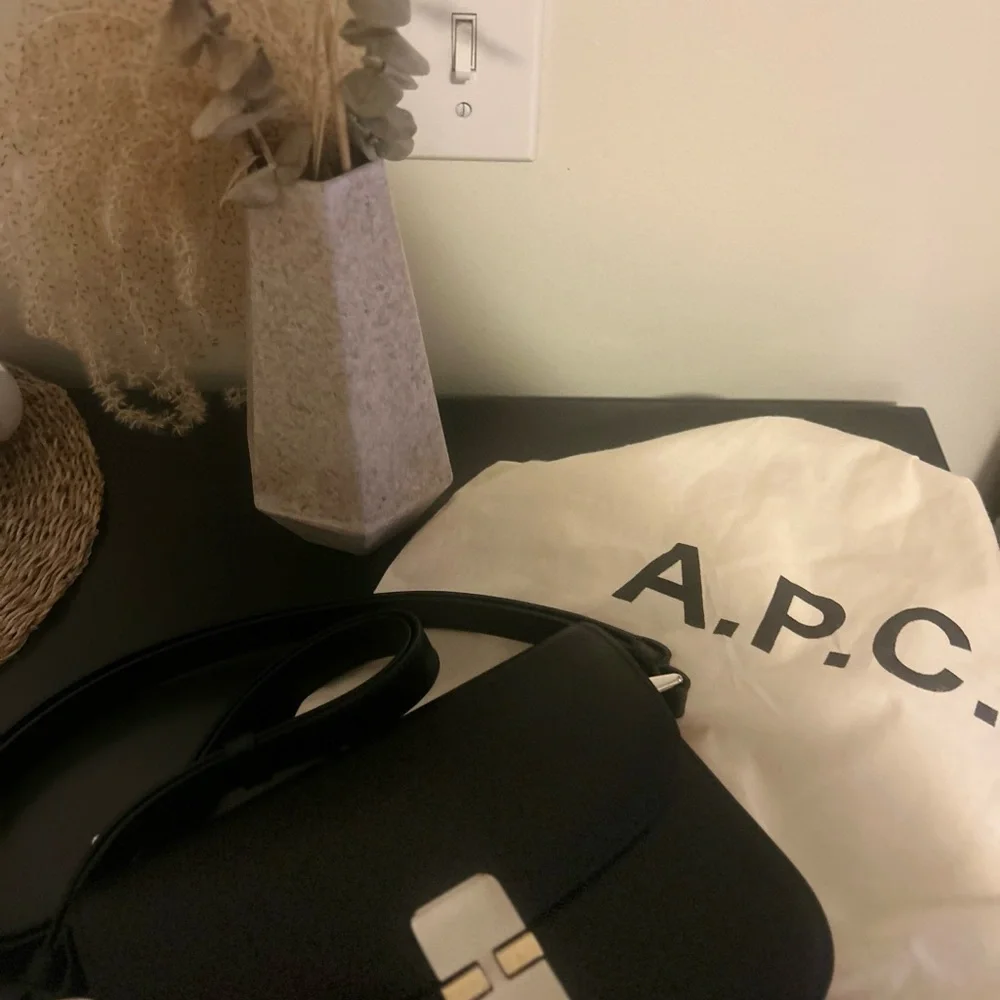 A.P.C. Black Crossbody Bag with Sleek Design - Picture 4 of 6